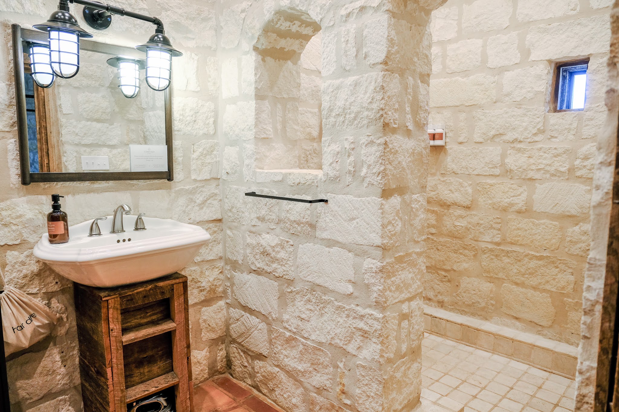 contigo-ranch-fredericksburg-tx-cottage-4-bathroom