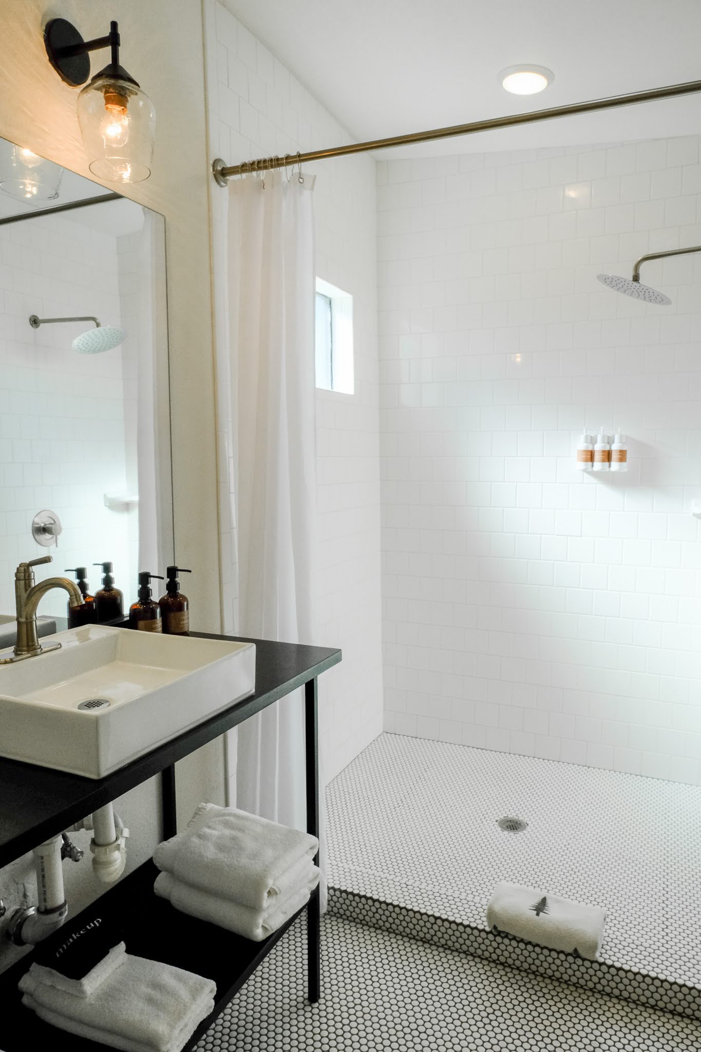 cottage-10-bathroom-contigo-ranch-fredericksburg