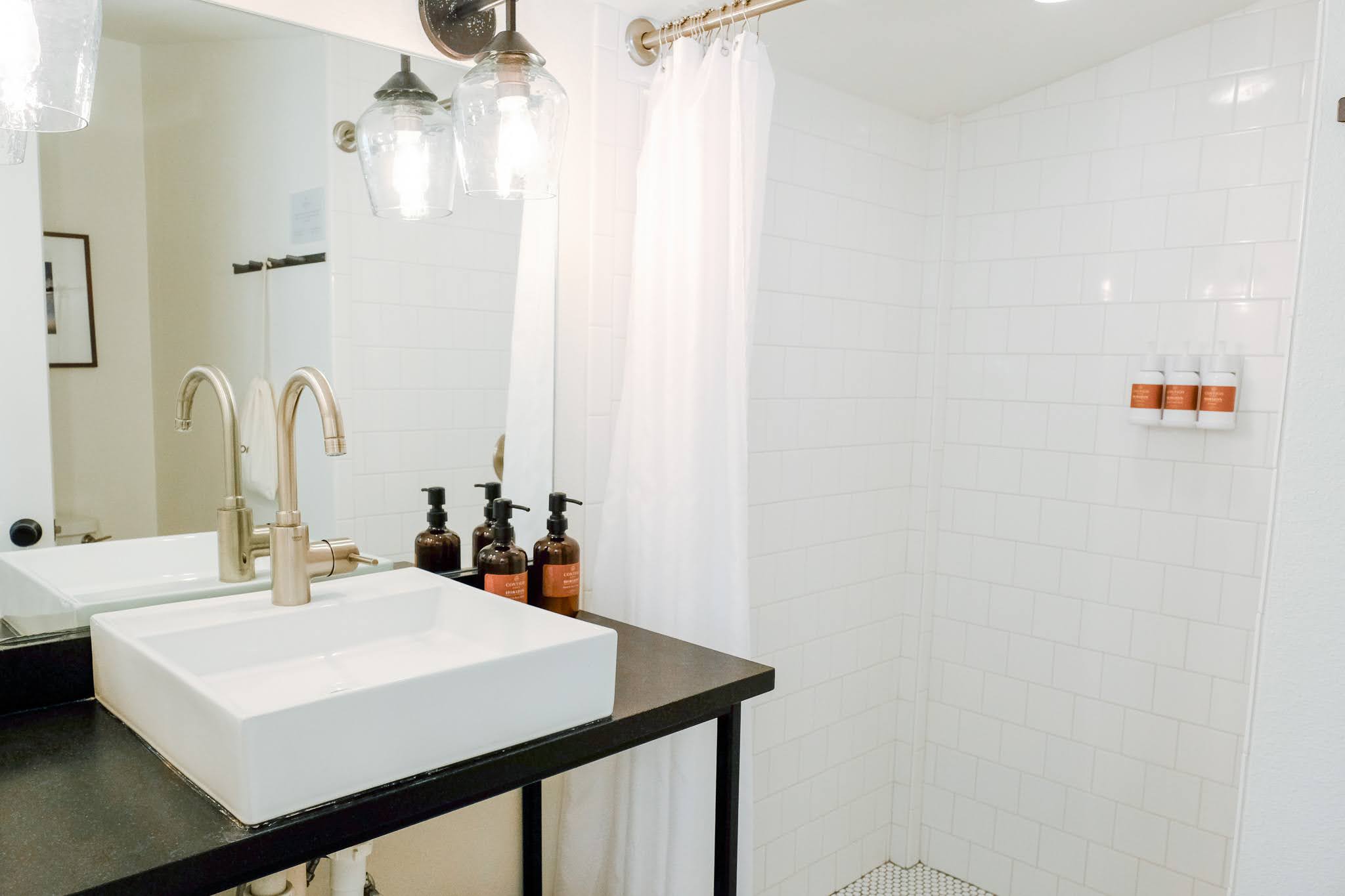 cottage-12-bathroom-fredericksburg-texas-bed-and-breakfast